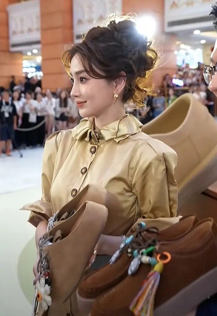 小海绵穿不下童装的西装了angelababy今日活动，状态好到爆​​​