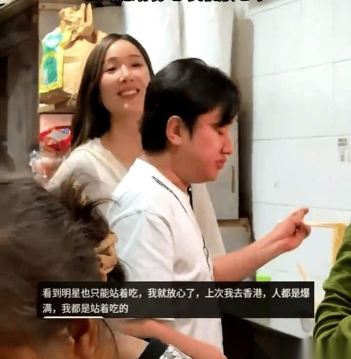 王祖蓝大概也没想到，自己嗦一碗面，竟成了香港服务业的“洗白”现场。旁边，内地游
