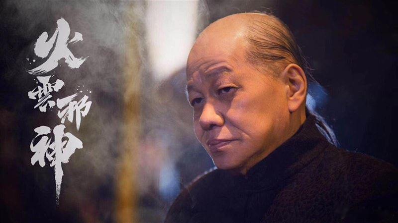 梁小龙去世香港武打影坛又一颗巨星悄然陨落。著名功夫明星、曾在《功夫》中饰演经典