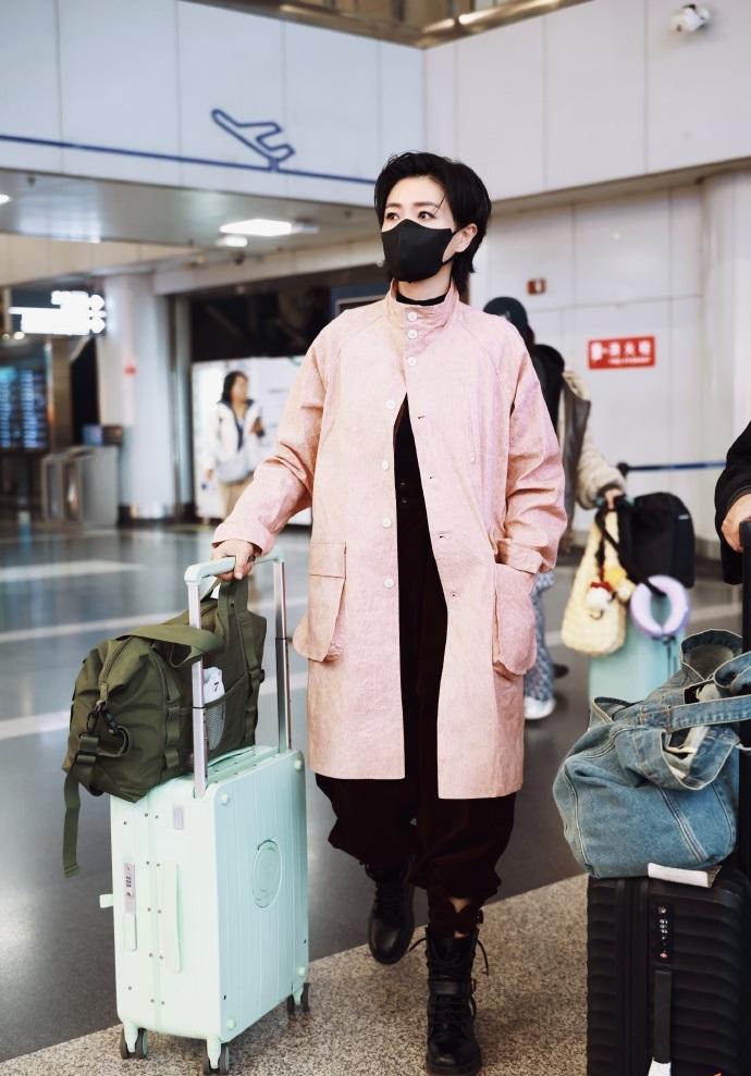 最近万茜现身机场，她这次搭配的很有潮流时尚感，气质也不错，看上去好酷。万茜里