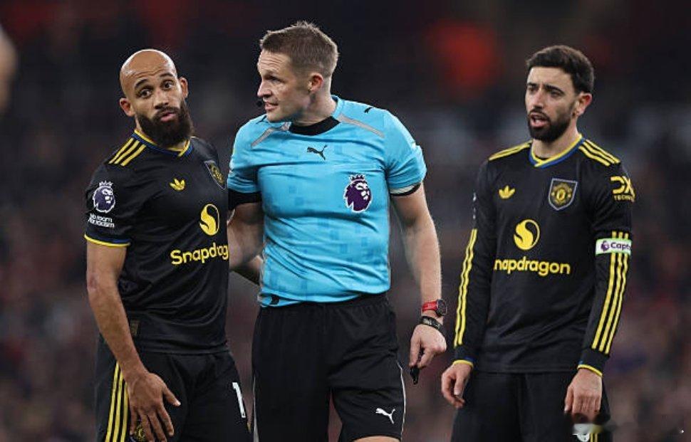 阿森纳2比3曼联大家都散了吧！英超联赛哪里有什么公平正义，全是系统局。主裁判克