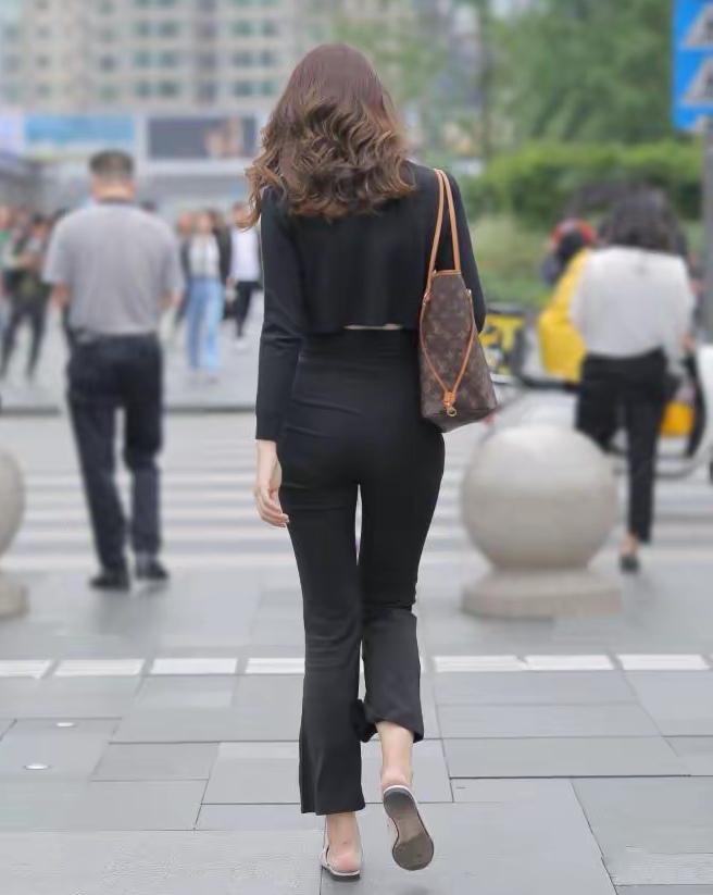 精致和慵懒集于一身精致的是头发、衣服和皮肤。慵懒的是拖鞋和脚步。