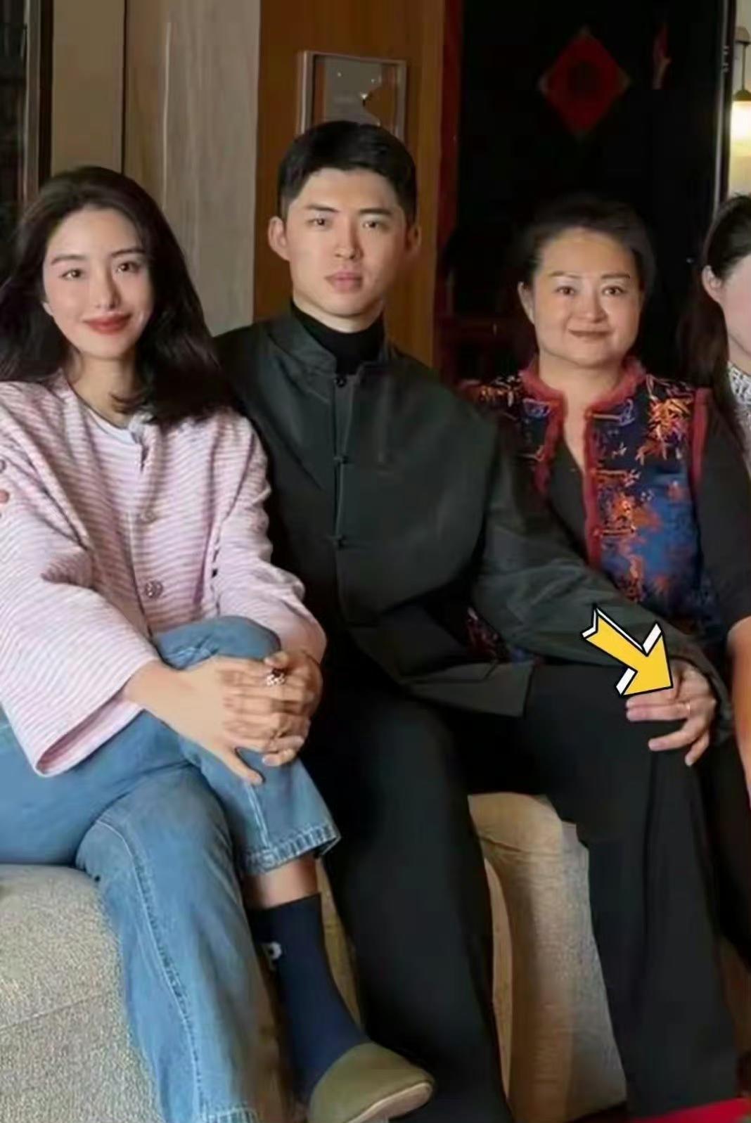 杨采钰现身福建顶级豪门乔迁宴，家庭地位与婚后生活一目了然，这步棋走得确实高明。