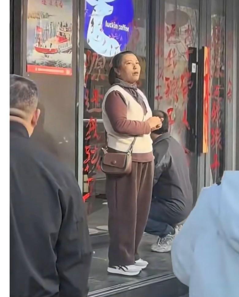 近日，陕西某地，网友发视频称：一咖啡店老板带员工去团建，喝多了把女孩子送到了酒店