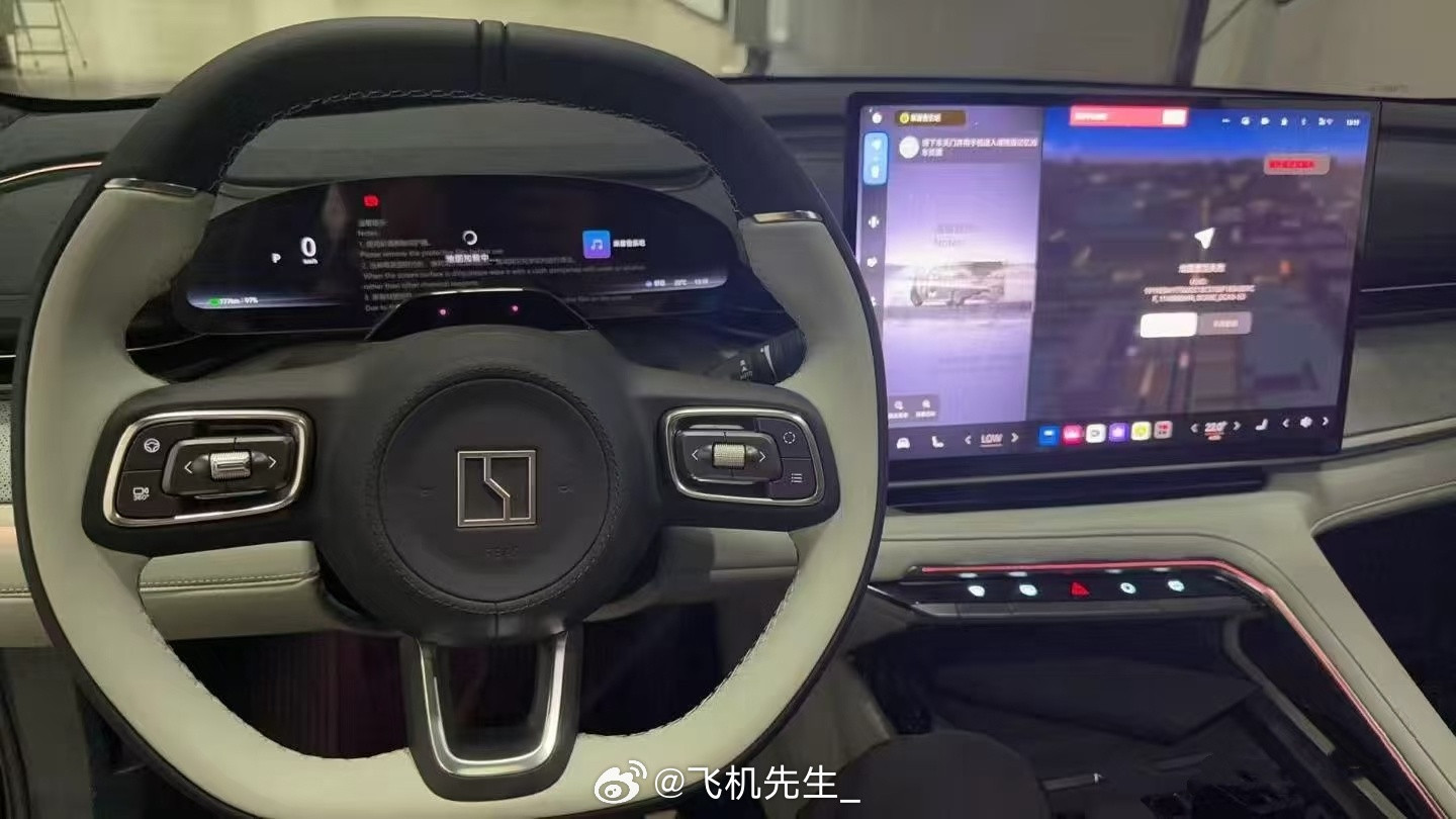 2026款极氪001的全新内饰：1、有全新的座椅，带有头枕，估计可以带上下