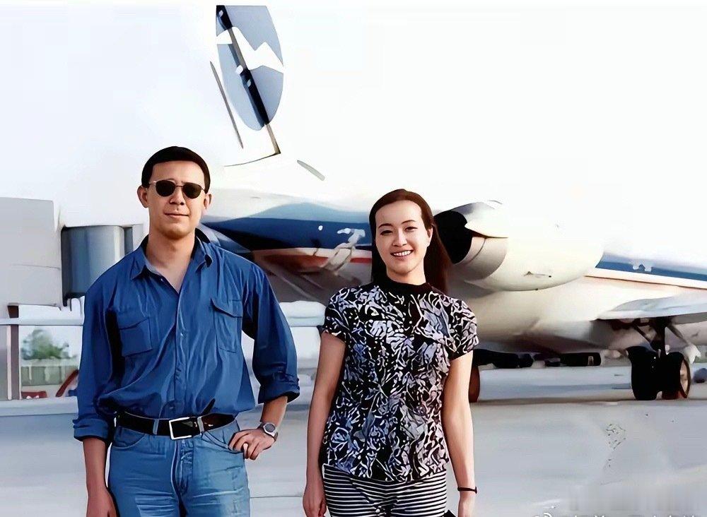 1992年沈阳机场，姜文29，刘晓庆38，一个牛仔外套，一个碎花裙，中间隔着半拳距离​