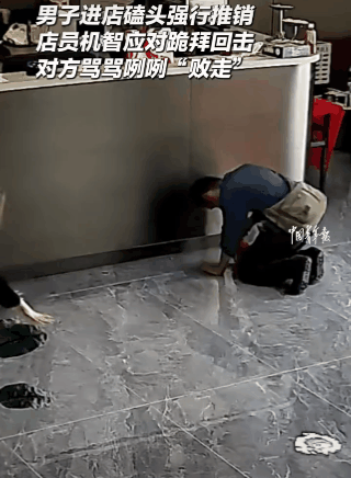 人怎么能那么聪明！辽宁大连，一个大叔拿着一堆“平安符”，进到店里面就跪下推销