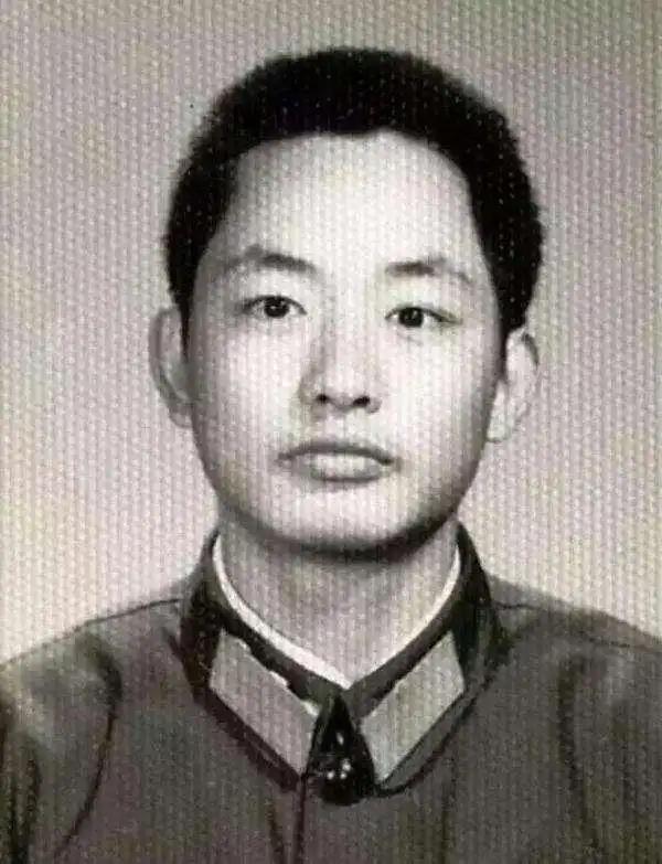 他叫李海欣，老山前线代理排长，一级战斗英雄。1984年，他带领14名战士坚守三面