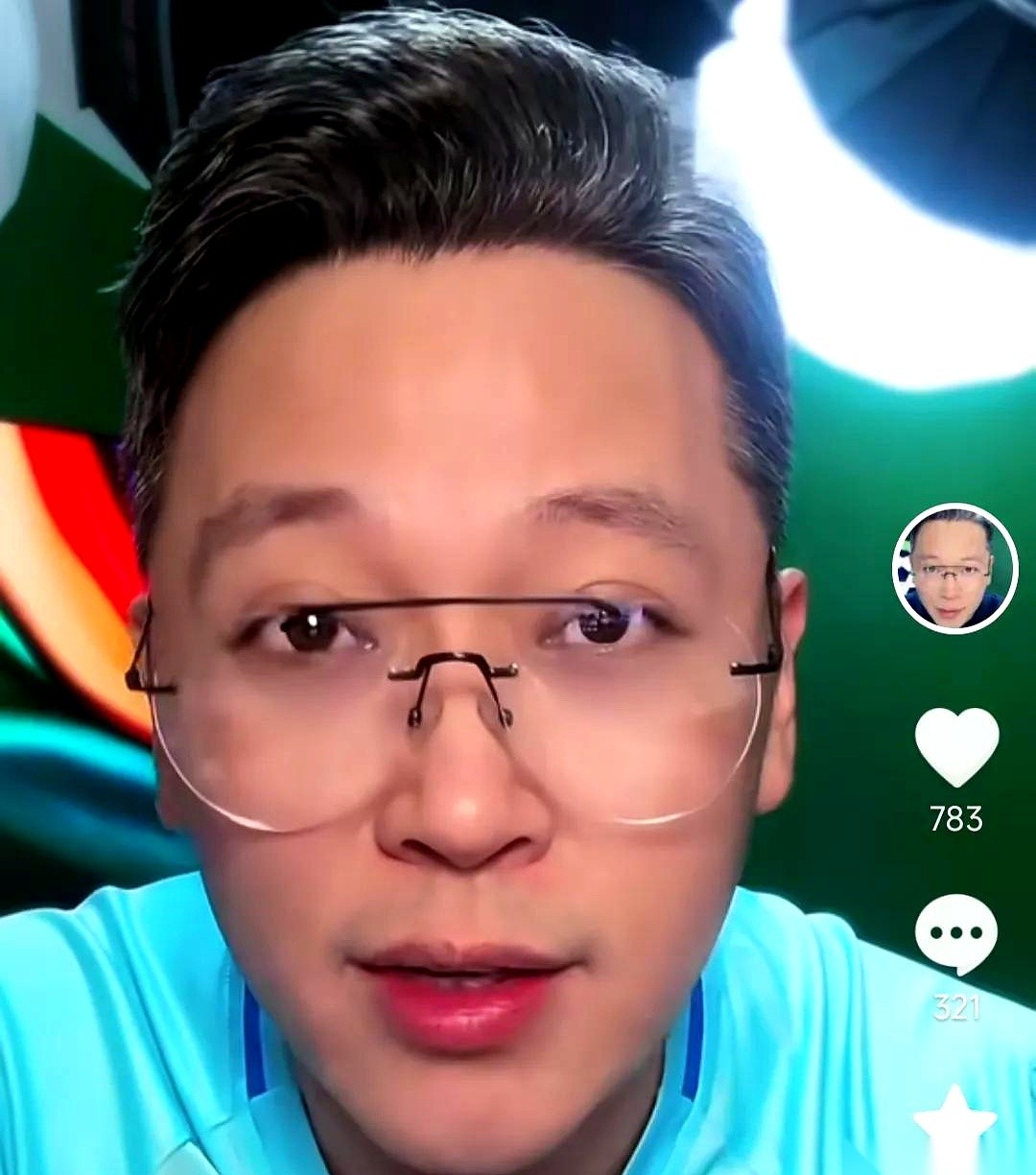 上海申花在足协杯输给大连英博，场上的哨声刚停，解说员周亮的一番话，直接往看台的火药桶里扔了个火星子。