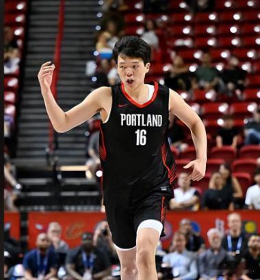 杨瀚森怎么从板凳末端打到NBA首发的？之前连续三场得0分，五场都没进大名单，