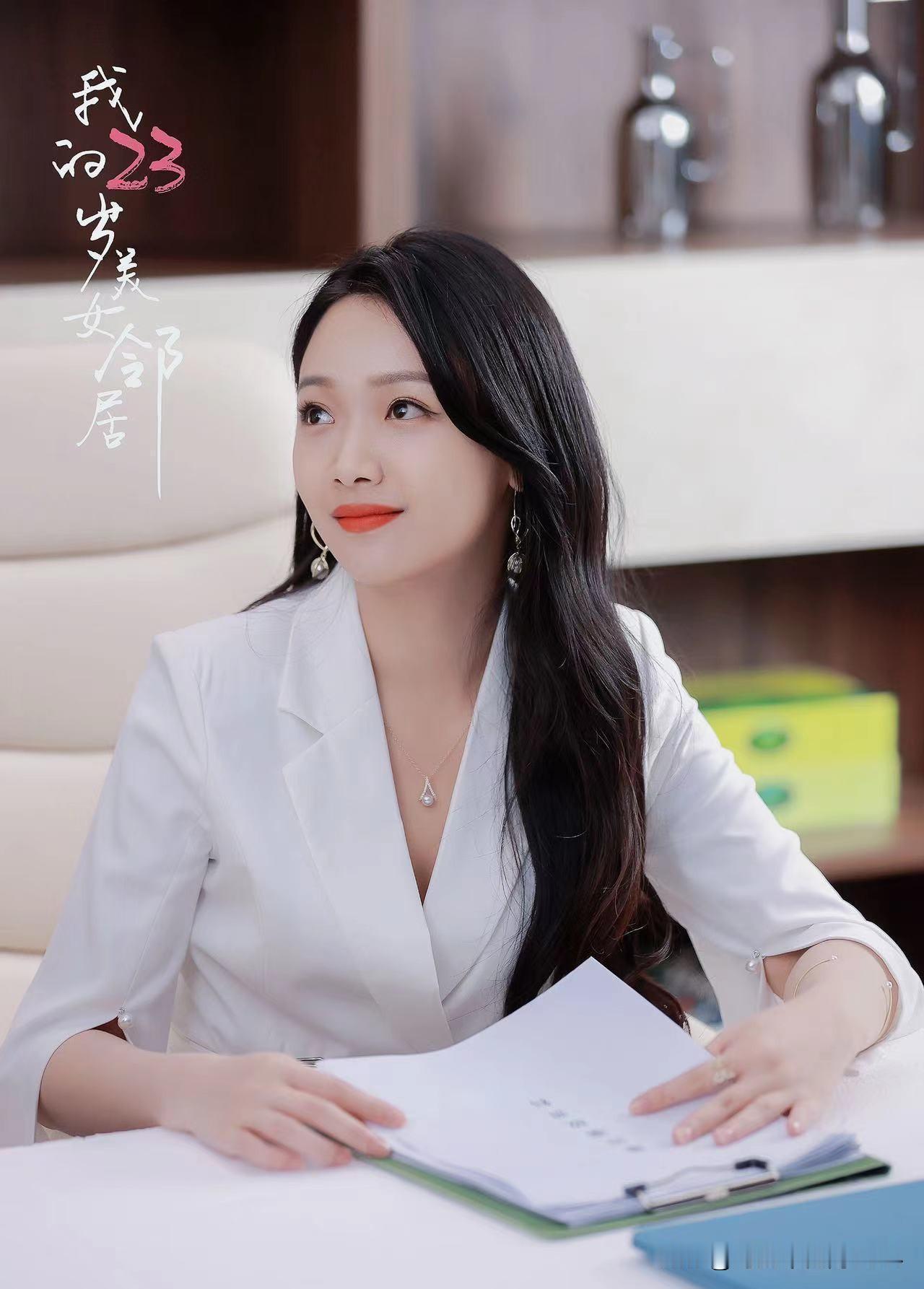 我隔壁邻居的女主人长得挺漂亮，她老公是开大货车的，整天天南海北地跑运输，基本不着