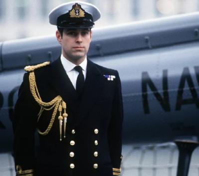 女王不是一个合格的君主，同样是一个失败的母亲，伊丽莎白二世的4个孩子全部养废了。