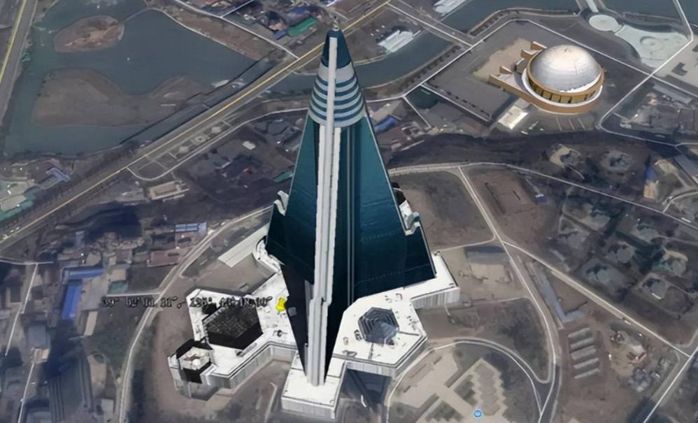 说是饭店，却30多年不开业；说是地标，实际上成了全球最大的“空壳子”。平壤的