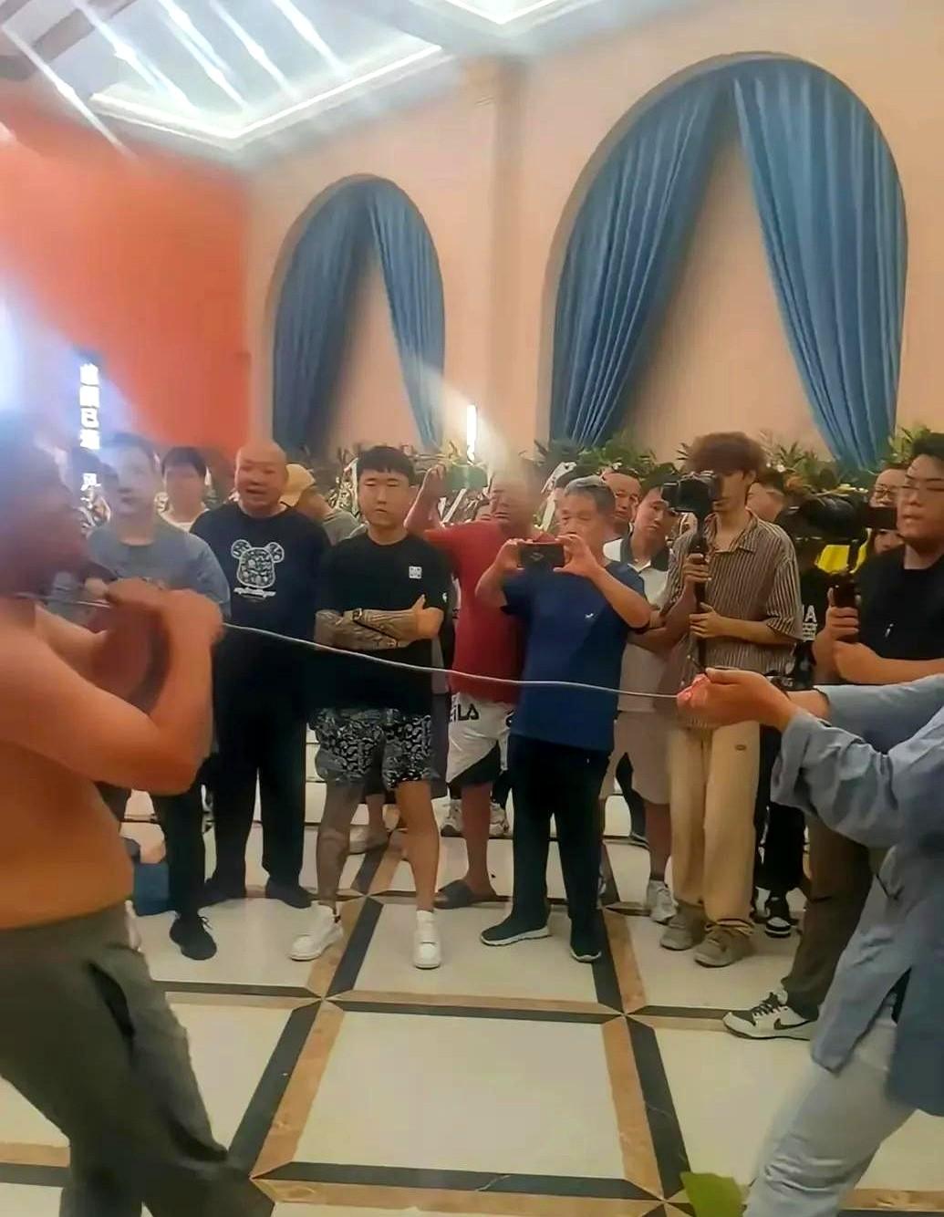 很多人对杨老爷子的丧礼上的表演节目，说三道四。懂吗？不懂就应该好好问问，