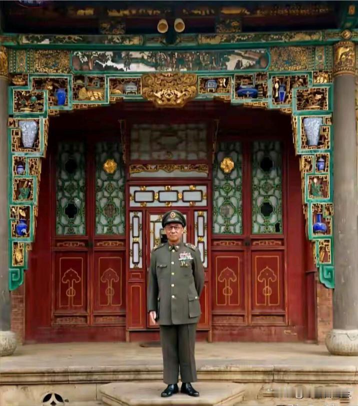 这是民国大军阀，旧山西省主席，“山西王”阎西山在自己府邸前拍的一张老照片。阎西