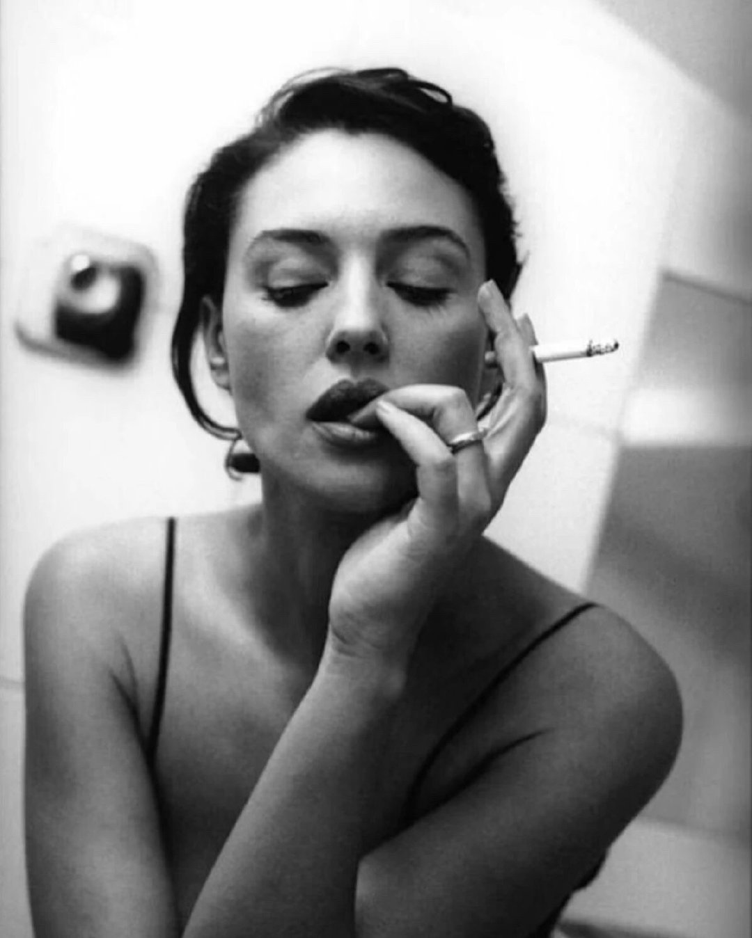 去银行存钱一定要聪明一点假如你有10万块，别傻傻的整存了把它分成3份：3万，3万