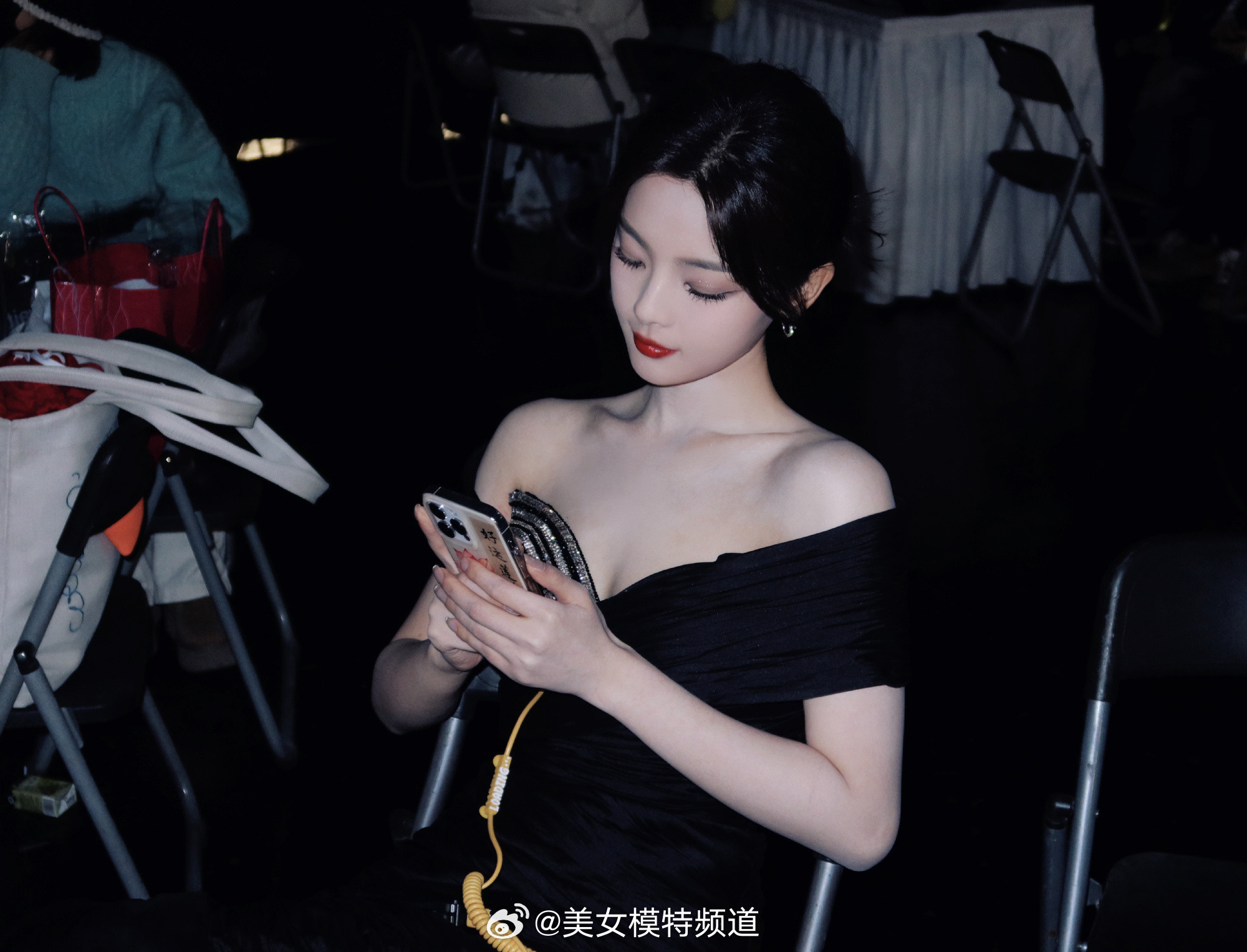 杨超越红唇黑裙魅力满满