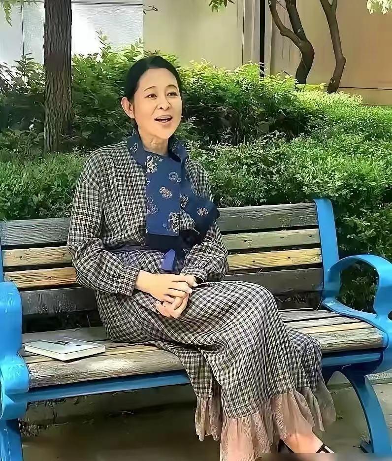 “这居然是倪萍？”倪萍在公园被人抓拍，照片一发出来，网友全炸了：“这哪还是当年舞