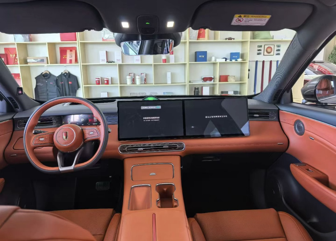 红旗HS6PHEV家用省心又体面。纯电续航扎实，市区通勤零油耗，家充谷电超省钱