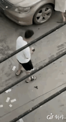 及时止损吧，赶紧离开他，不然小命不保。男的戾气冲顶下狠手，把女生打倒又拽着猛摔