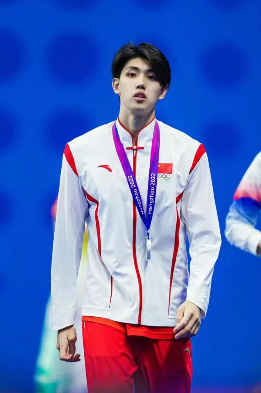 这次潘展乐得第一，孙杨的第三但媒体们做了一件错事他们忽略不报道的第二名，才是