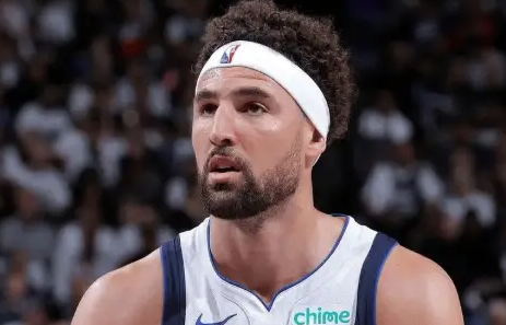 NBA常规赛独行侠107-105击败步行者。赛后独行侠主帅杰森-基德谈到了克莱