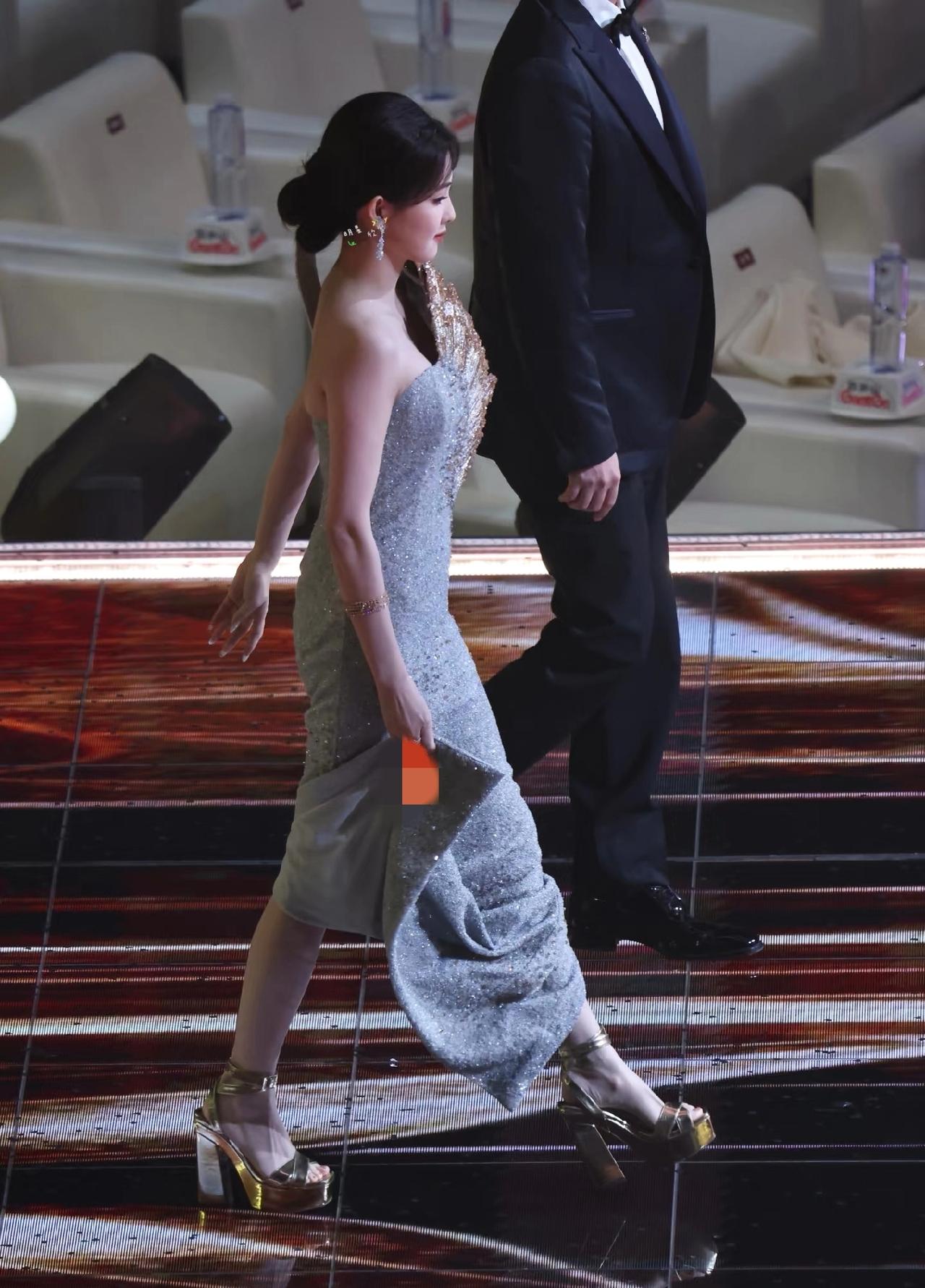 舞台上身材曼妙的白鹿白鹿电视剧品质盛典内场出图，这完全是健康有血气的状态，该