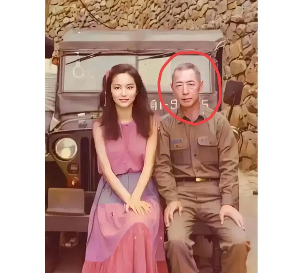 一张珍贵的合影，拍摄于1980年，照片中的女子是年轻时候的林青霞，那时候她26岁