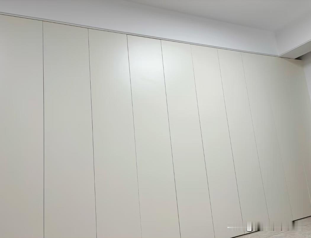 哦豁！客厅顶天柜太单调了，求网友支招😭谁懂啊！当初为了收纳做了整排顶天柜，