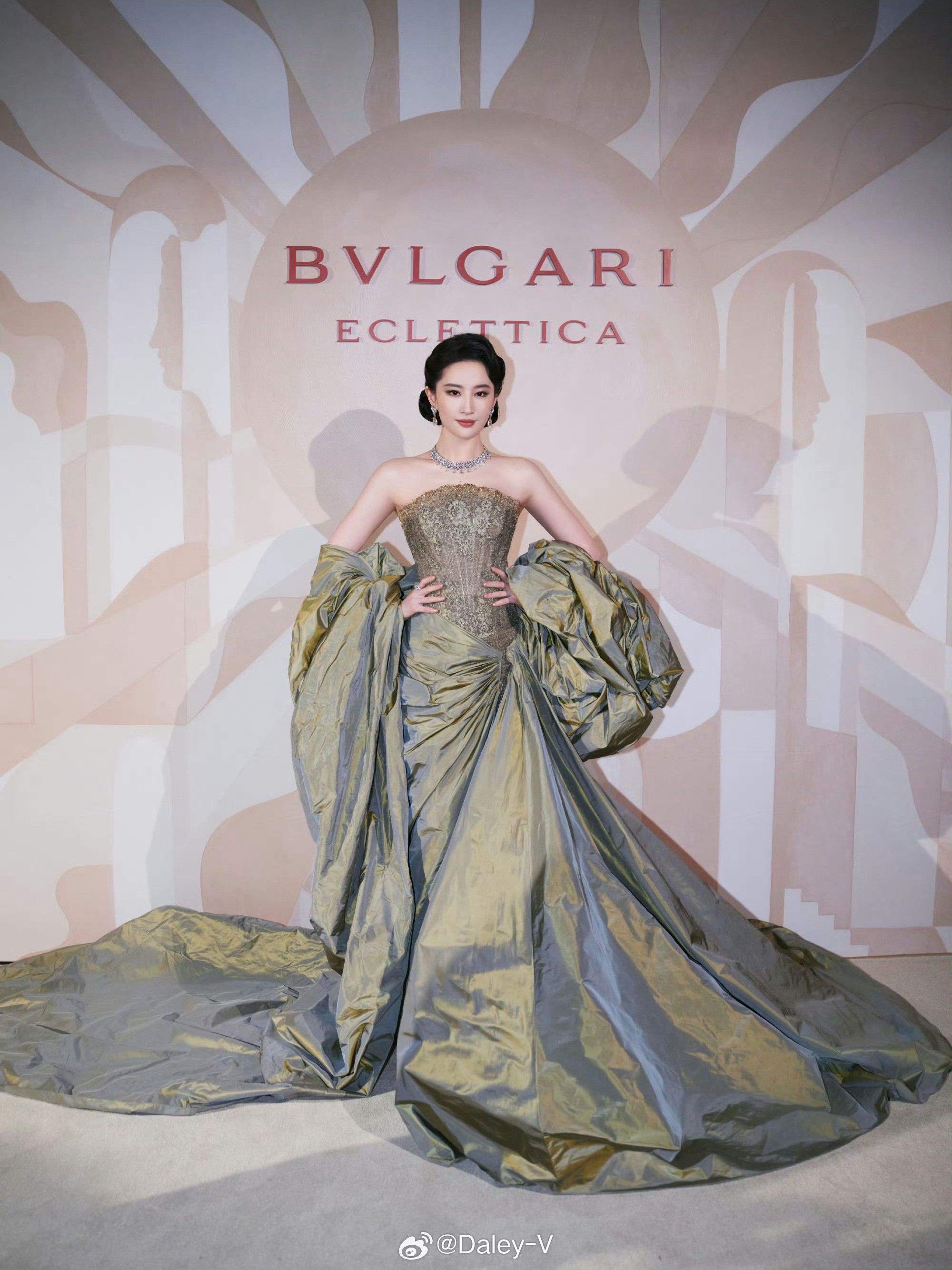 刘亦菲宝格丽女王宝格丽配天仙太绝了，温柔又矜贵，笑起来软软的，是全世界最漂亮的