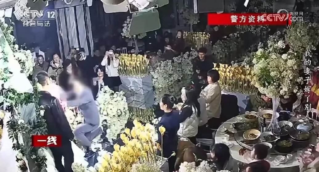 参加婚礼的时候，居然发现新娘是自己的老婆，这可真让人惊掉下巴啊！我一直以为这种