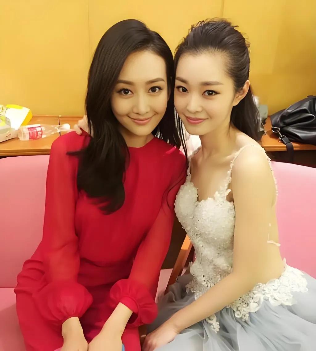 穿红色衣服的是漂亮的王鸥，穿白色连衣裙儿的美女是谁？看着比王鸥年轻？