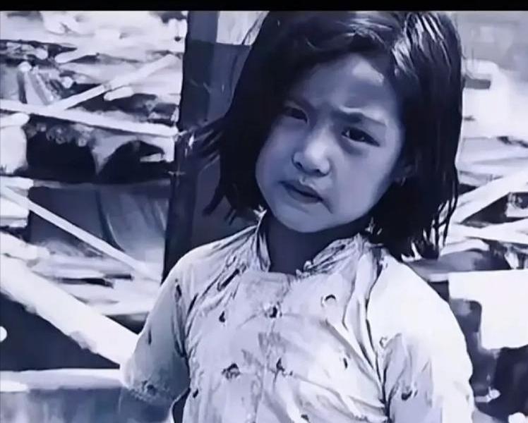 1937年，一个小姑娘落到了鬼子手里，鬼子急不可耐地就要霸王硬上弓，谁知，小姑娘