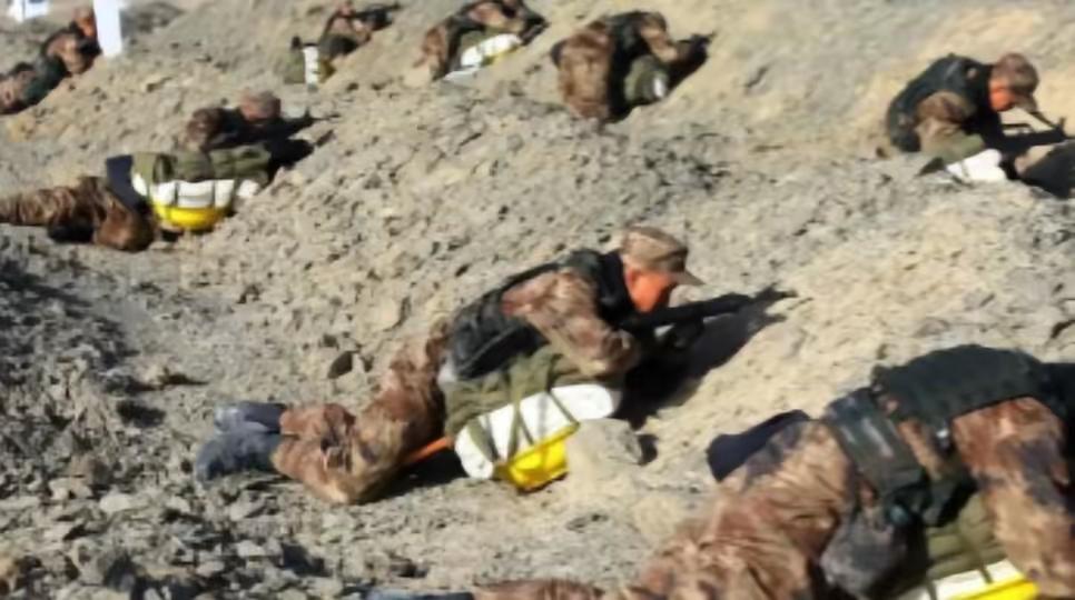 一位上过战场的老兵说，遇到爆炸时，千万不能让整个身体趴在地面上。但凡卧倒的没有一