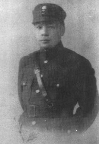 1975年，蒋纬国非常想当上将，于是就去求蒋经国，但是无论如何他都不同意，没有办