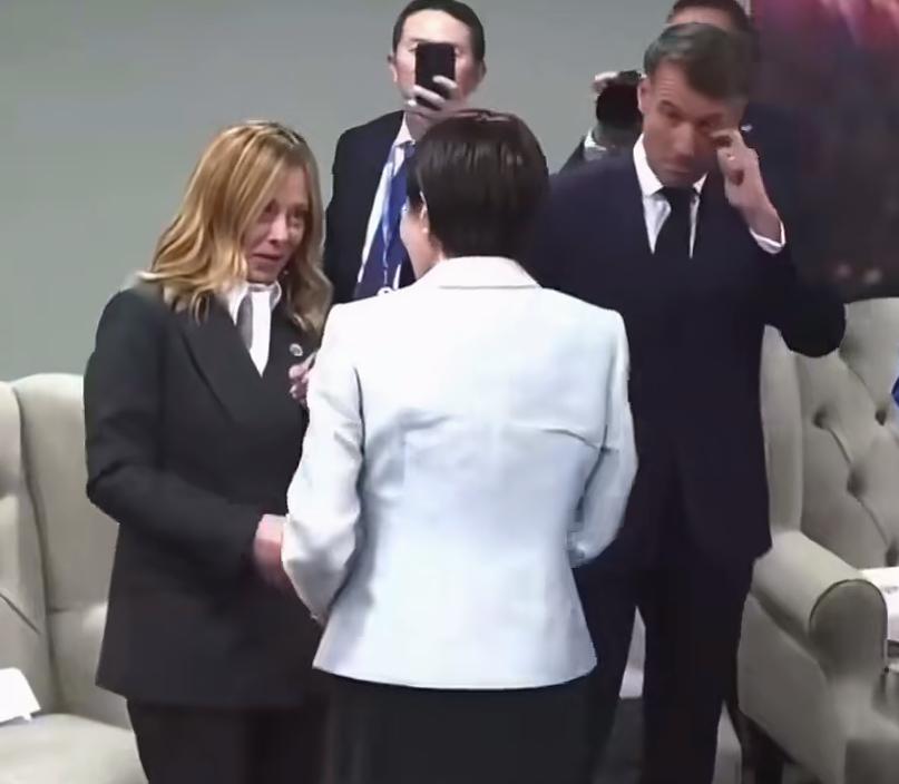 笑不活了！如果不想跟人握手怎么办？揉眼睛就好了！11月22日，南非G20峰会召开