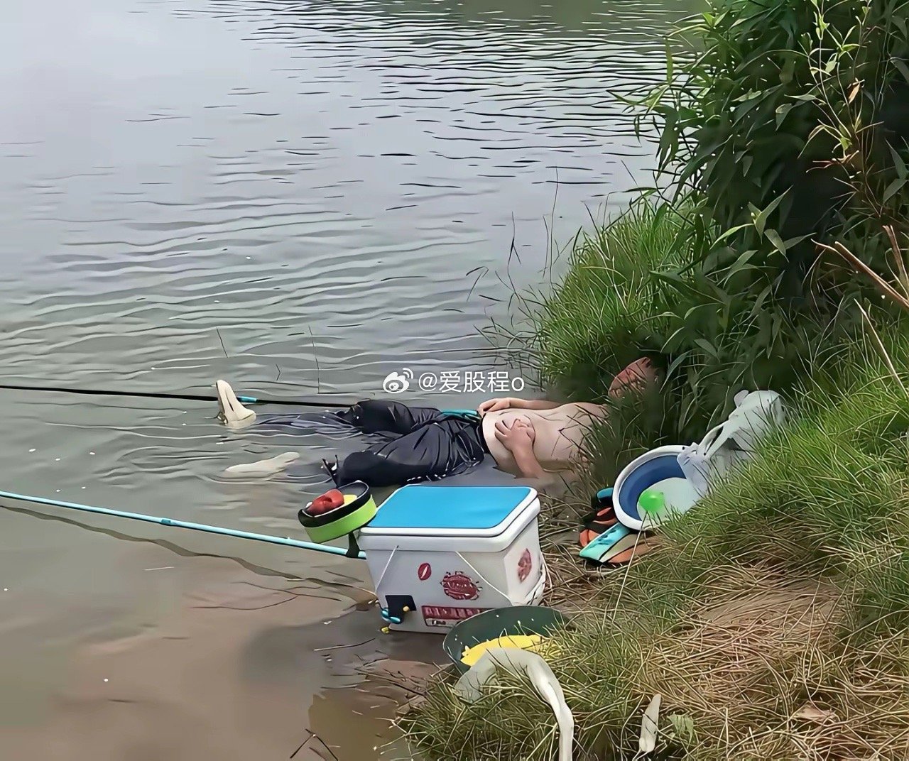 说真的，如果她老婆找来看见钓鱼佬这一幕