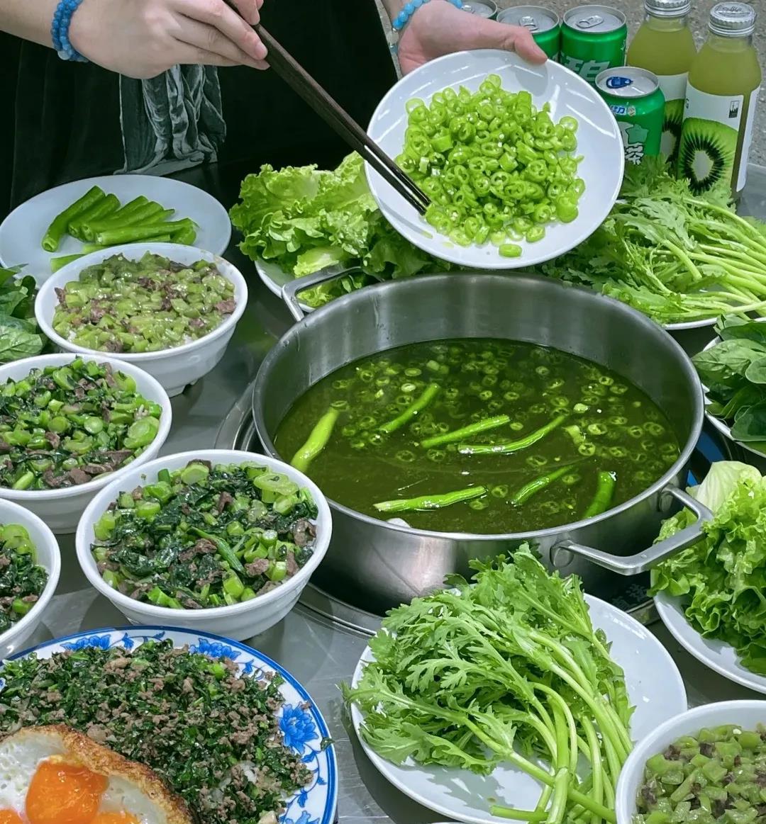 哪里不对吗？今天哥哥嫂子来我这边有事，我喊他们中午过来吃饭，嫂子说别做太