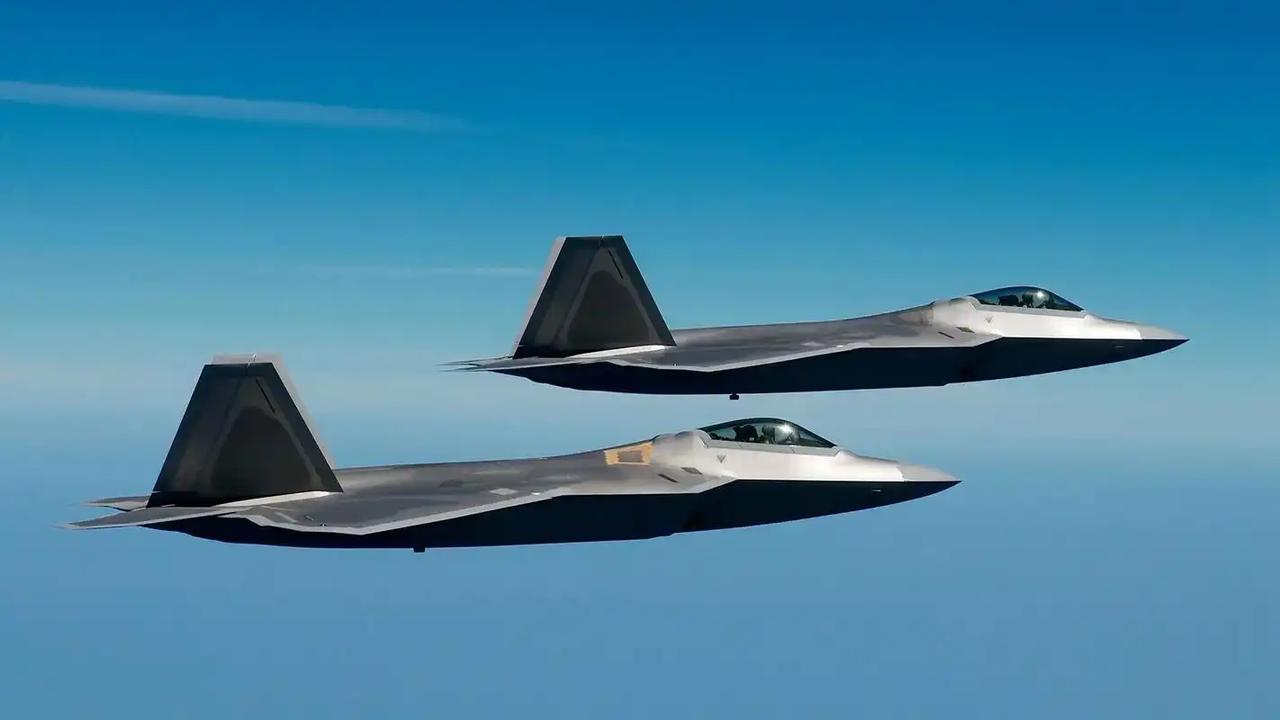 F-22迎来了史上最大规模的升级！性能超越歼-20的EOTS系统，实