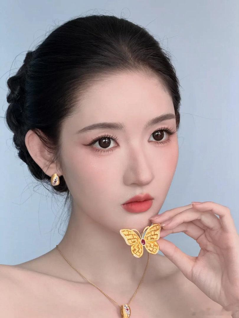 王玉雯怎么总是执着这种妆容，你们觉得效果好吗？