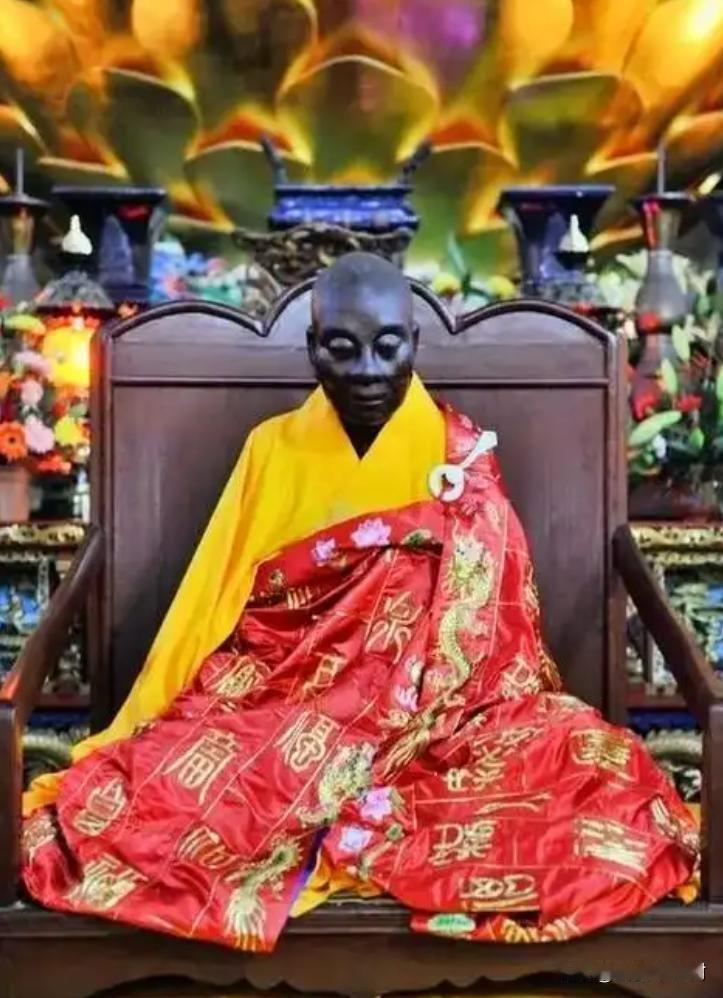 1300年不腐，几度死里逃生：南华寺里，六祖慧能的真身传奇广东韶关南华禅寺的