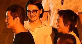哇塞！窦靖童陪李亚鹏出席活动，这男人究竟好在哪儿？家人们呐，娱乐圈又有新鲜大瓜