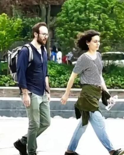 成都宽窄巷子，一对外国男女吃完饭后擦了擦嘴便离开。店主追到门口将两人拦住，要求支