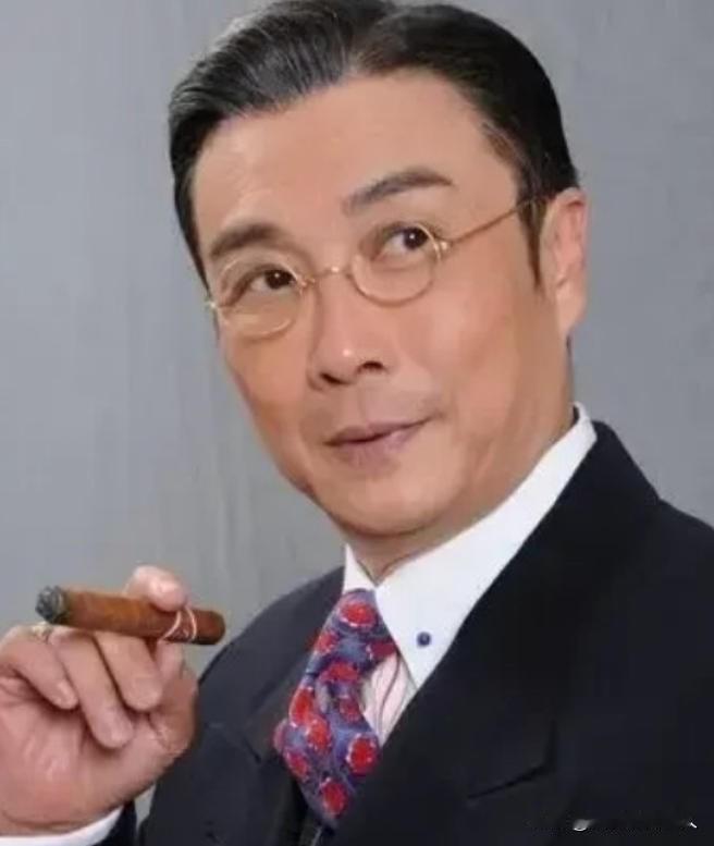 一次，43岁的刘松仁在飞机上，看上了小他20岁的泰国空姐，于是，就开始砸钱追求她