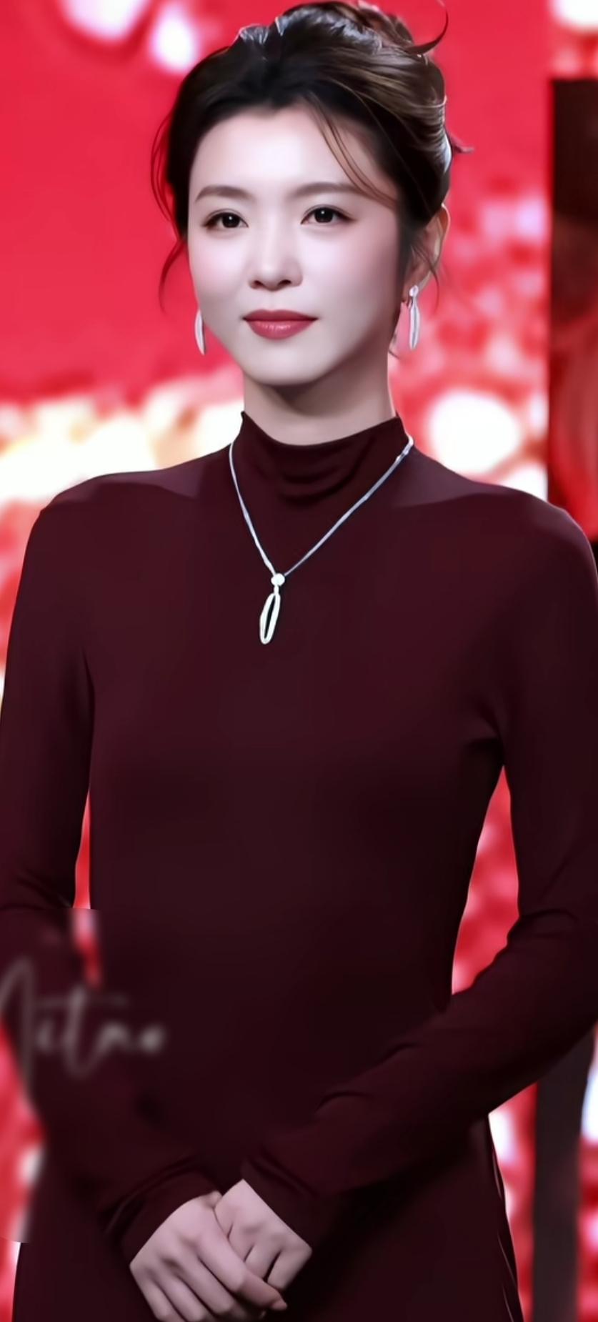 优雅红衣，闪耀舞台，女神气质满满！💃✨