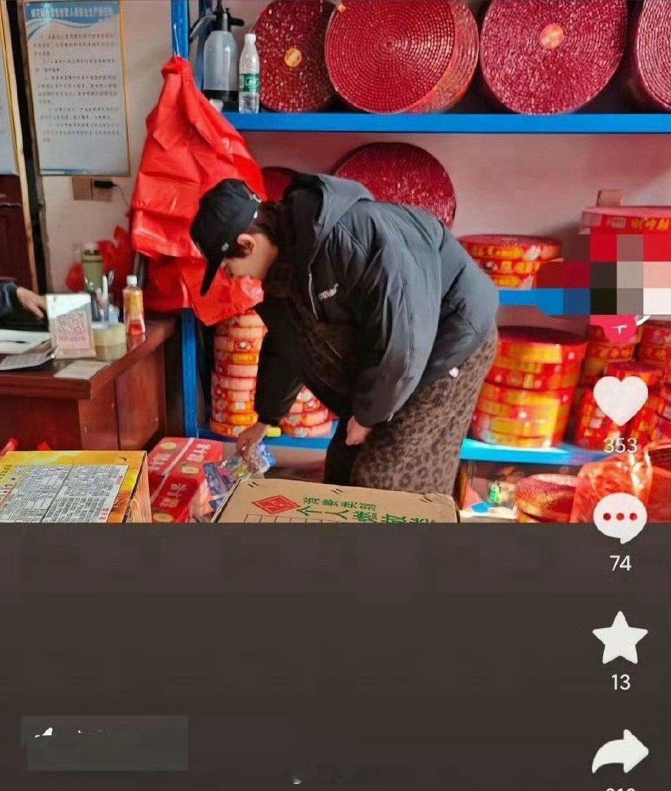 网友偶遇丁程鑫买烟花哇塞，羡慕能偶遇丁程鑫的网友了啊，丁程鑫回老家买烟花被偶遇，