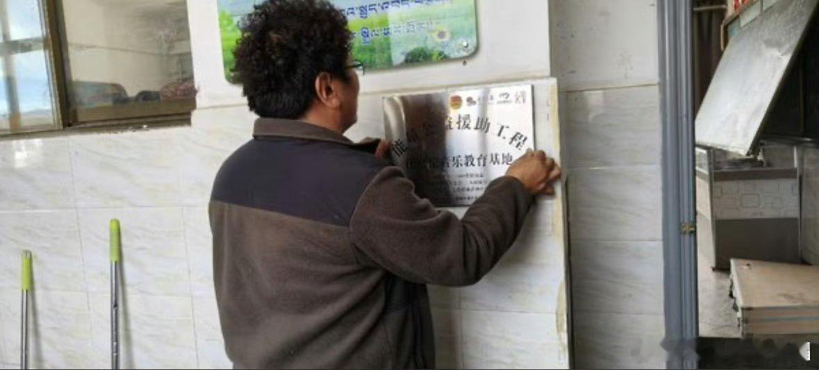 任嘉伦粉丝的公益故事为落实国家新时代青少年精神文明建设新要求，切实提高欠发达地区