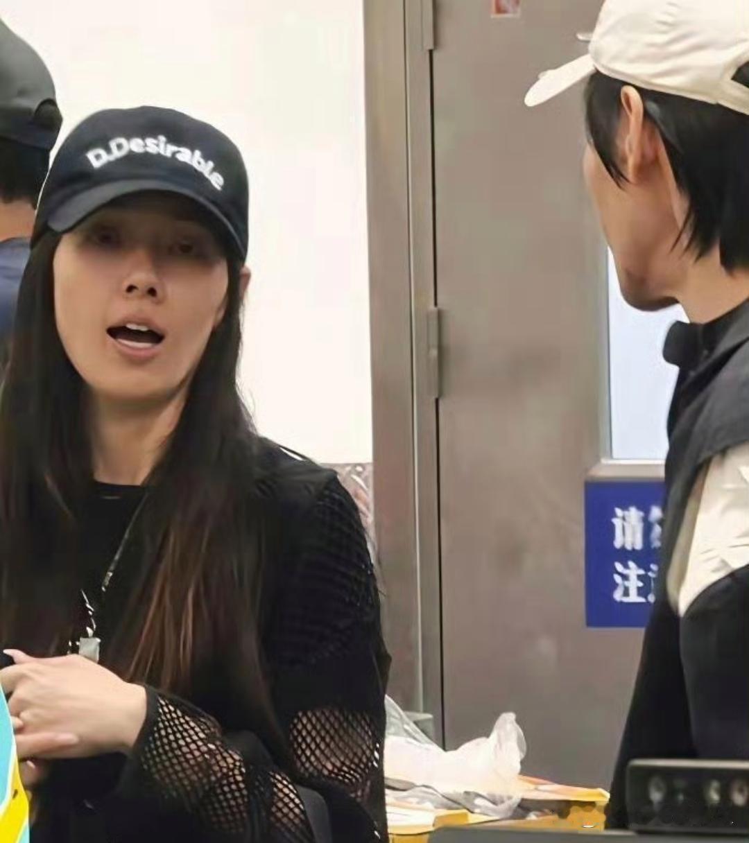 42岁郭碧婷和老公一起去超市采购，她私底下不爱化妆，长长的美甲有点抢镜。