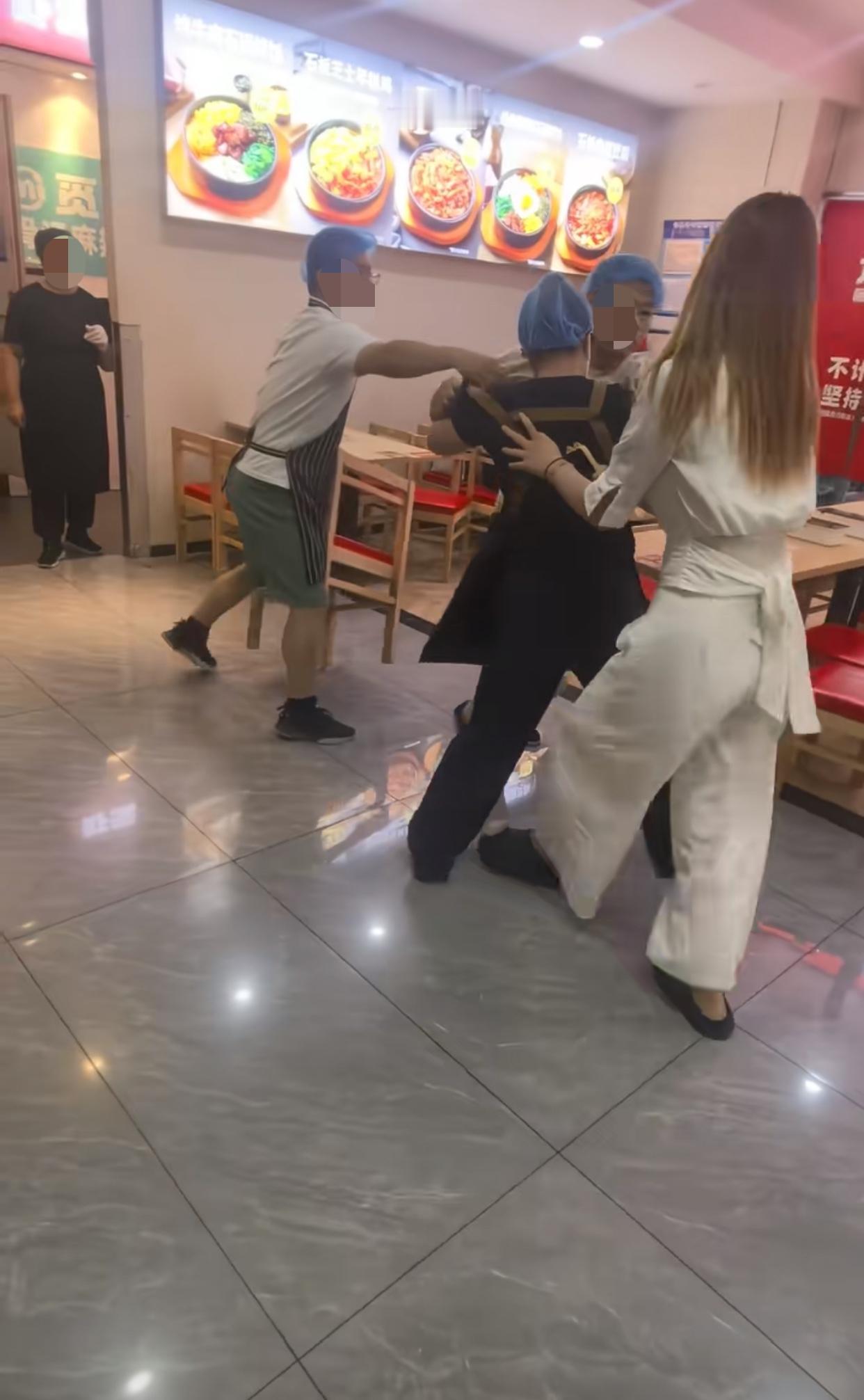 近日上海，一位网友分享，一名女子点了一份外卖，由于商家没注意顾客的备注，就少给了