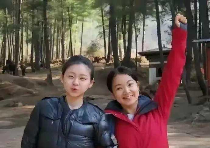 小玥儿扎发亮相显精致，四口同框满是幸福大S女儿小玥儿近日终于将头发扎起了，